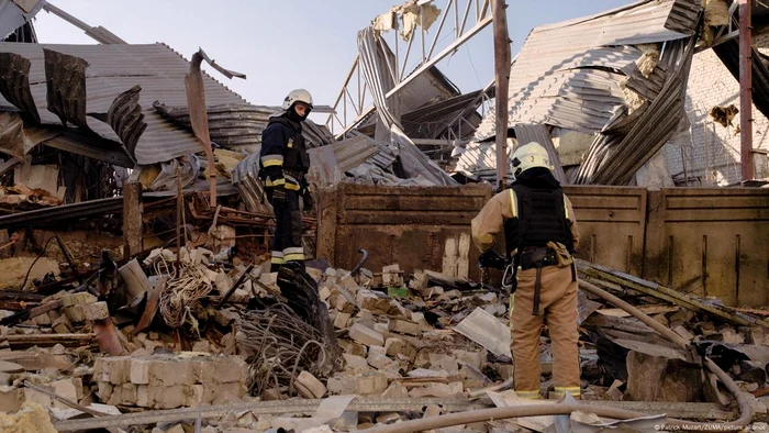 Rusia continuă să bombardeze puternic Ucraina