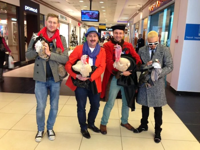 Cătălin Măruţă şi curcanul Coco Chanel s-au bucurat de plimbarea la mall. (Foto: Facebook)