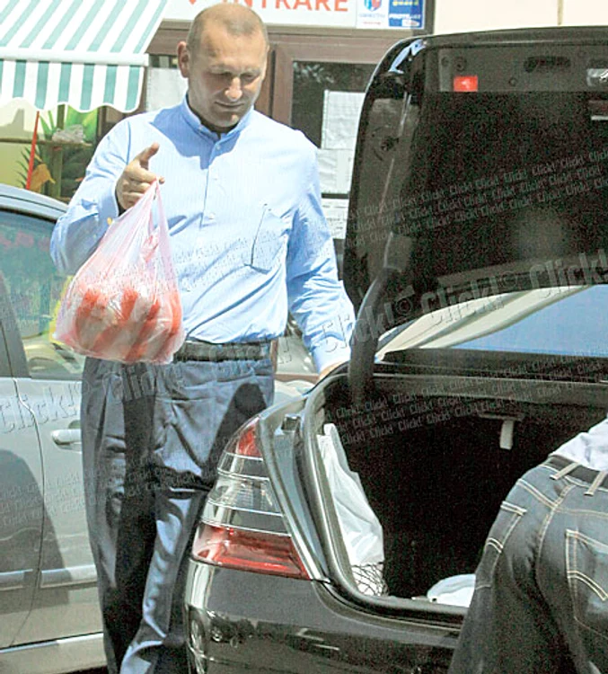 Miliardarul îşi duce  personal bagajele la maşină