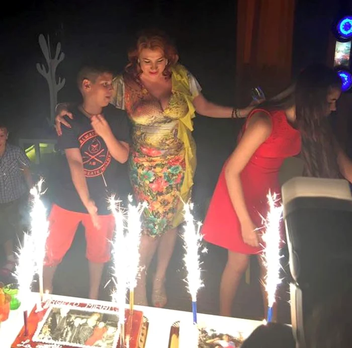 Copiii au privit îndelung fotografia tatălui lor de pe tortul aniversarfoto: arhiva personală