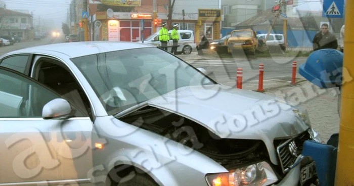 Cele două autoturisme implicate în accident au fost puternic avariate 
