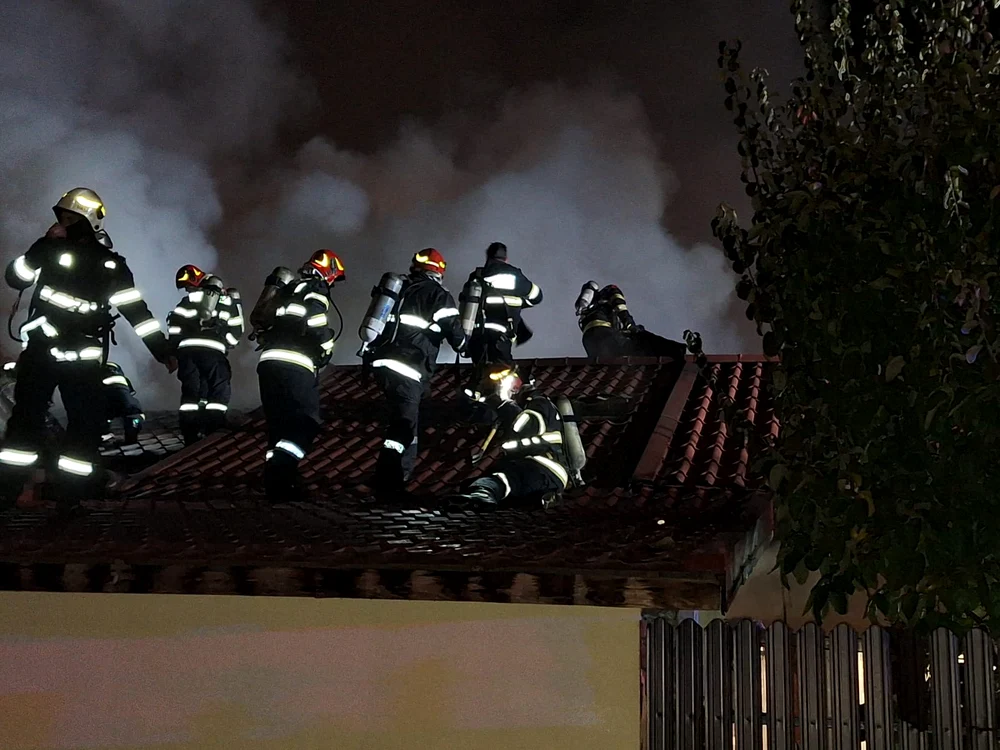 Pompierii acționează pentru localizarea incendiului. FOTO: ISU