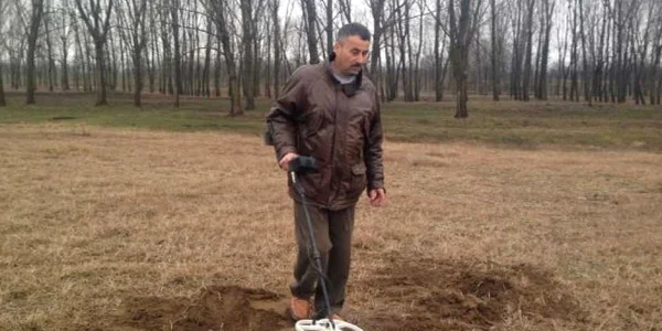 Olteanul a descoperit armele la 6 kilometri de localitatea Desa 