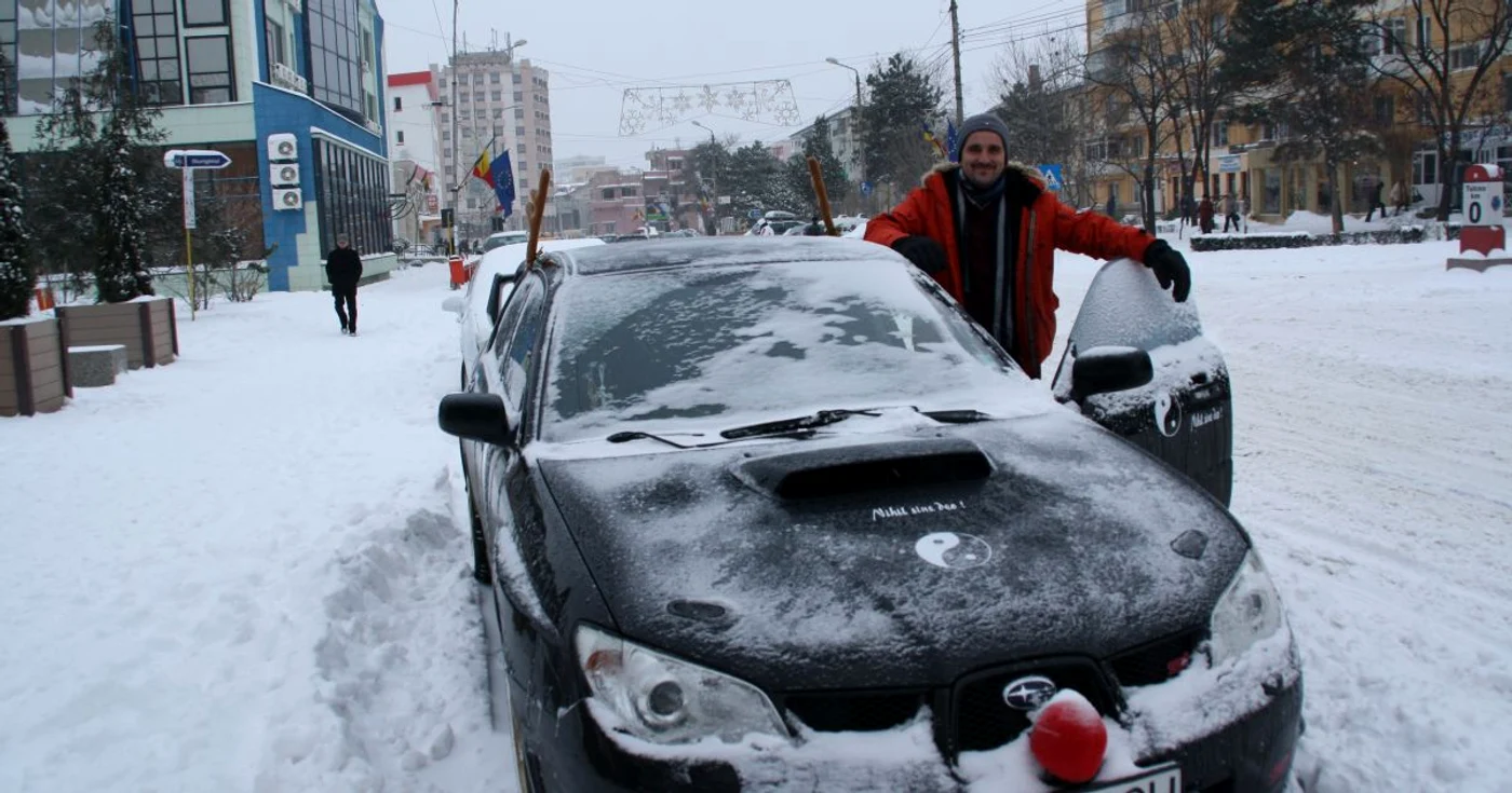 Proprietarul lângă Rudolf Impreza
