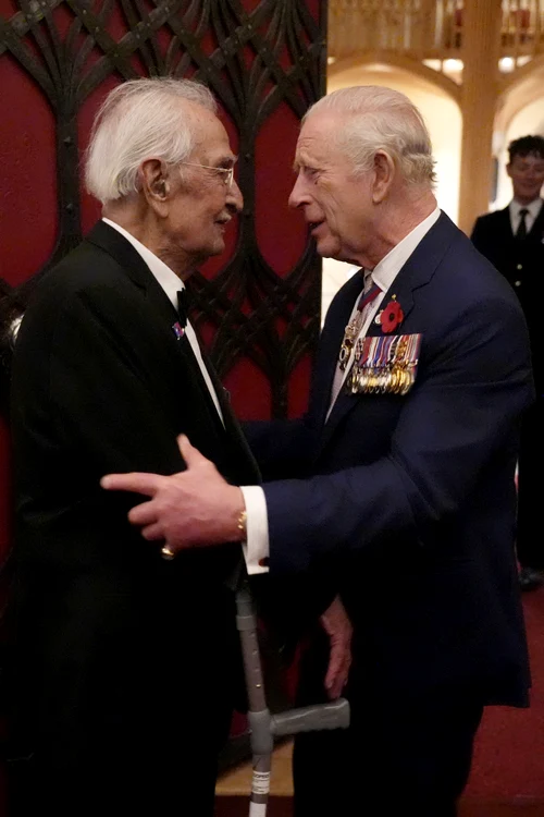 Charles cu un veteran de război GettyImages 2245698357 jpg