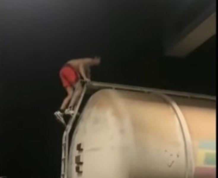 Șocant. Tânăr de 19 ani filmat de prieteni în timp ce se electrocutează pe un vagon de tren | Imagini care pot afecta emoțional VIDEO 