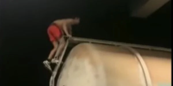 Tânăr de 19 ani filmat de prieteni în timp ce se electrocutează pe un vagon de tren  Foto Captură video Facebook CFR Infrastructura jpg