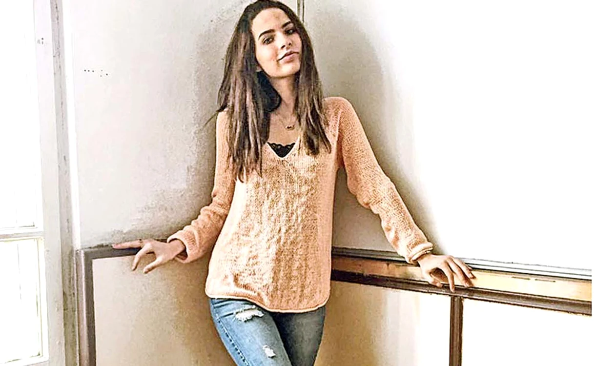 
    Victoria Elena  Dumitrescu  a avut medii  foarte mari şi  în timpul liceului  