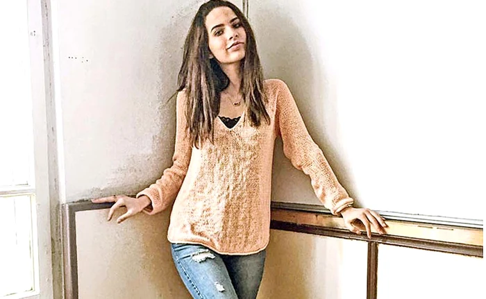 
    Victoria Elena  Dumitrescu  a avut medii  foarte mari şi  în timpul liceului  