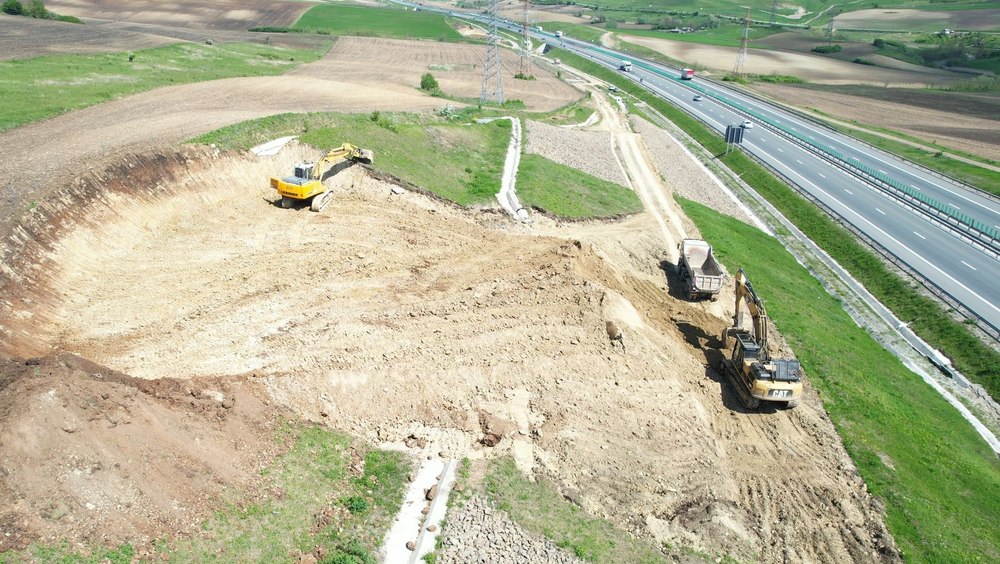 Noi zone cu probleme pe autostrada A10 Sebeș - Turda: alunecare de teren și fisuri în asfalt pe lotul 4 VIDEO