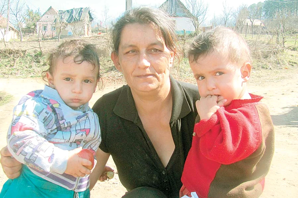 2012: Janina Ciorogar,  alături de micuţii ei,  când aveau doar  câteva luni