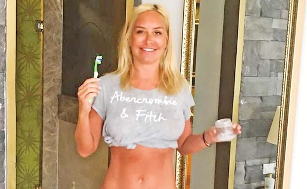 Vica Blochina (44 de ani) face pastă de dinţi pe bază de sare şi de bicarbonat
