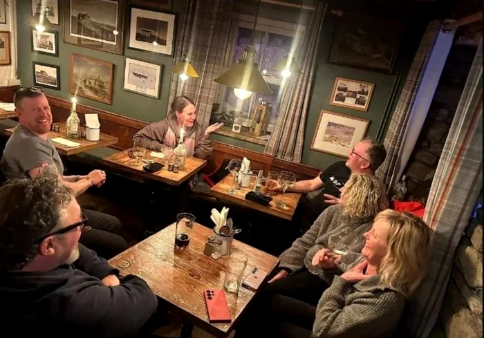 Turiştii se distrează de minune în pub-ul unde au rămas blocaţi trei zile. Foto Facebook Tan Hill
