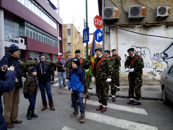 Copiii s-au fotografiat alături de soldaţi. FOTOSimona Suciu