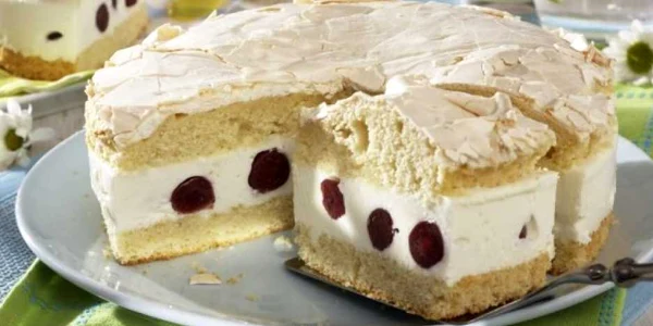 tort cu cirese si bezea