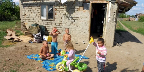 Copilăria rămâne copilărie chiar şi în ghetou FOTO Costel Crângan