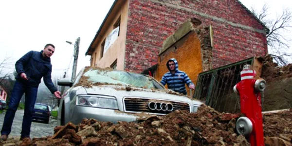 Peste maşina reşiţeanului s-a prăbuşit un zid de la o casă veche