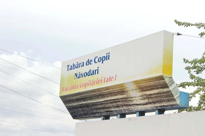 Doar firma de la intrare mai aminteşte de vechea tabără