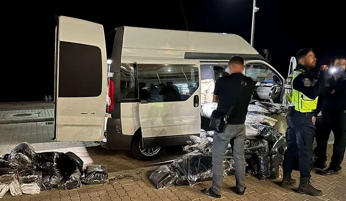 Bunuri contrafăcute de peste un milion de euro, descoperite de polițiști FOTO: Poliția de frontieră
