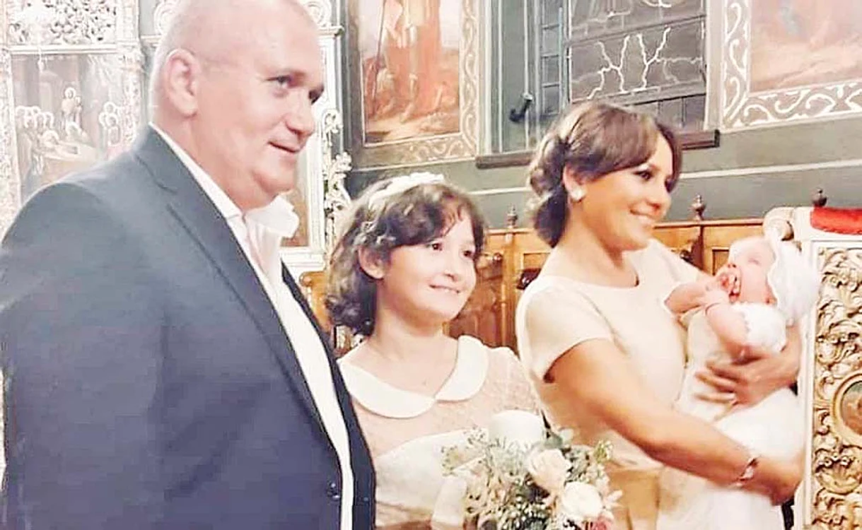 Carmen, alături de Emil  și de Ana, fata lor