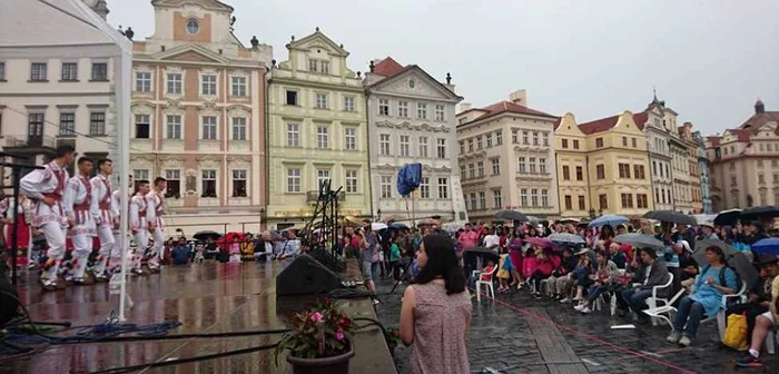 Spectatorii au înfruntat ploaia să-i vadă pe olteni FOTO: Valeru Ciurea