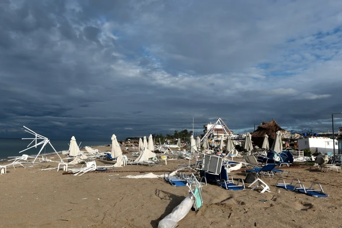 Plajă din Halkidiki, devastată, sătămâna trecută de furtună