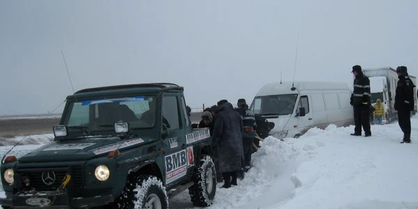Douăzeci de vehicule off-road sunt în misiunea umanitară