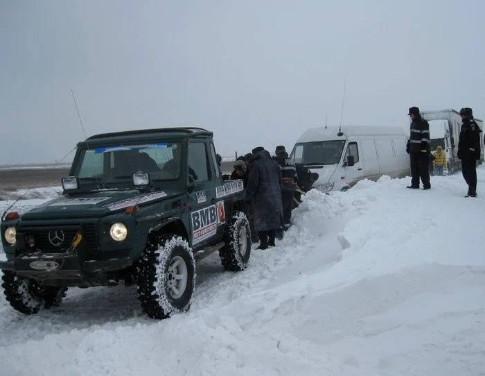 Douăzeci de vehicule off-road sunt în misiunea umanitară