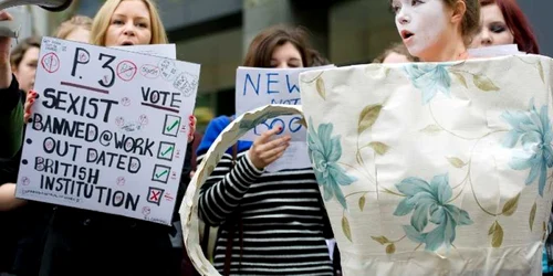 Feministe care protesteaz[ in fata birourilor londoneze ale News International FOTO AFP