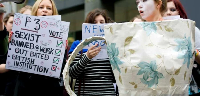 Un grup de feministe care protestează în faţa reprezentanţei londoneze a „News International“ FOTO AFP