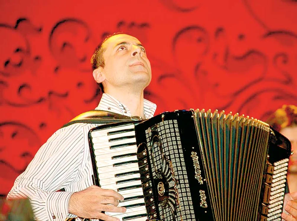 
    Emy Drăgoi  cântă la acordeon  de la 8 ani  