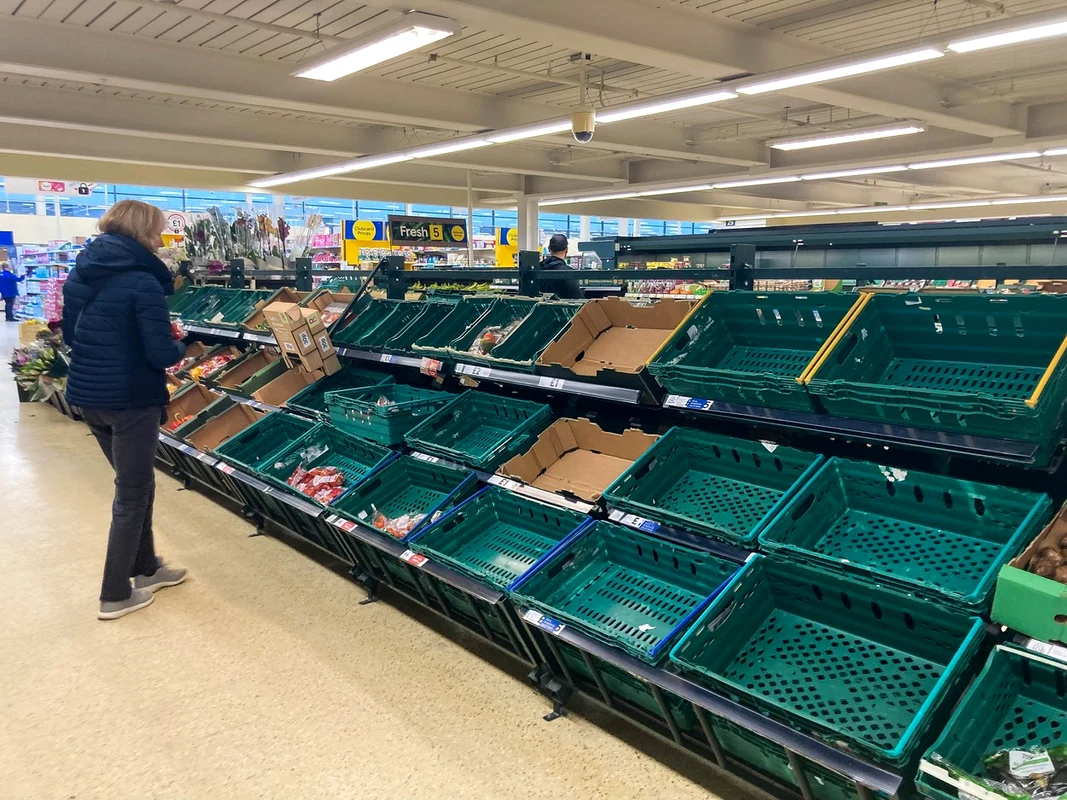  Rafturi goale în UK - legume și fructe raționalizate în supermarketurile din Marea Britanie FOTO Profimedia 