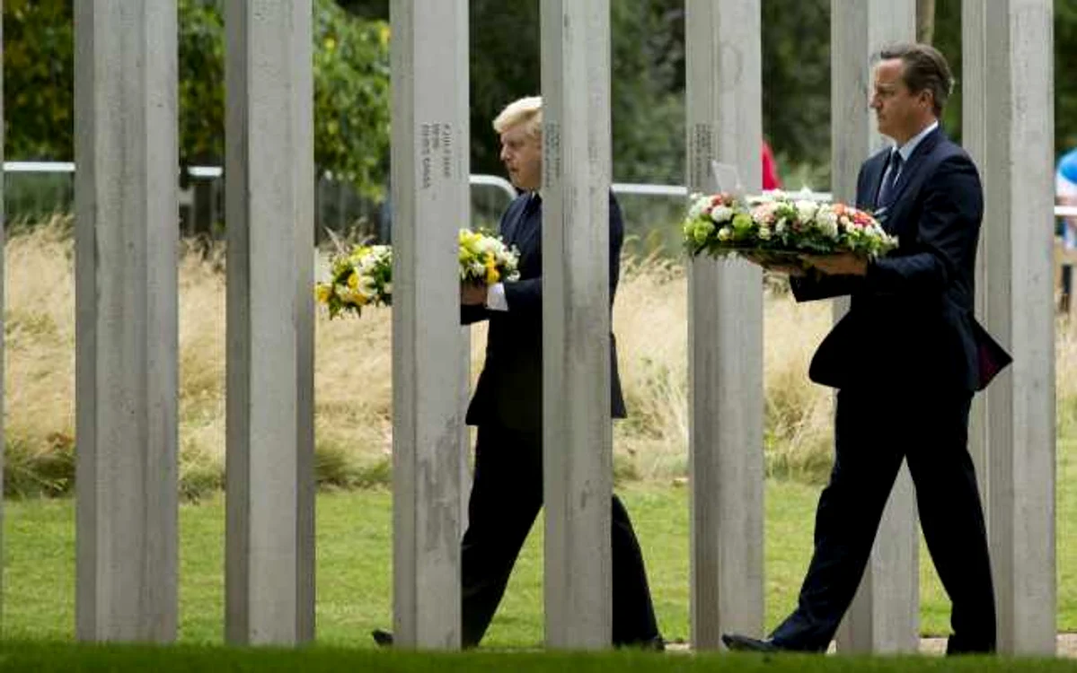 Comemorare atacuri londoneze: David Cameron(dreapta) si Boris Johnson(stânga) depun coroane de flori la monumentul din Hyde Park FOTO AP