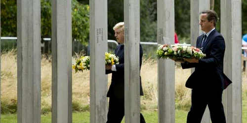 Comemorare atacuri londoneze David Cameron si Boris Johnson depun coroane de flori la monumentul din Hyde Park FOTO AP