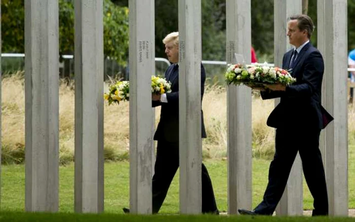 Comemorare atacuri londoneze: David Cameron(dreapta) si Boris Johnson(stânga) depun coroane de flori la monumentul din Hyde Park FOTO AP