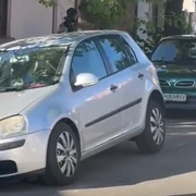 Asfaltul s-a surpat sub o mașină, într-o zonă centrală din Constanța