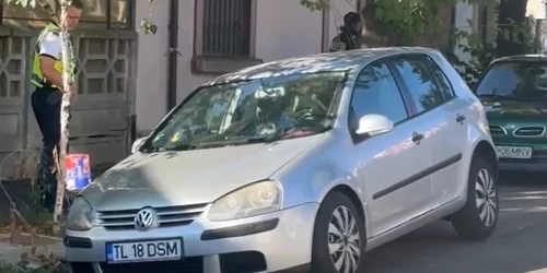 Asfaltul s-a surpat sub o mașină, într-o zonă centrală din Constanța