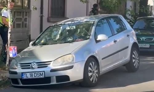 Asfaltul s-a surpat sub o mașină, într-o zonă centrală din Constanța