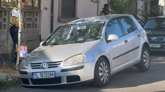 Asfaltul s-a surpat sub o mașină, într-o zonă centrală din Constanța