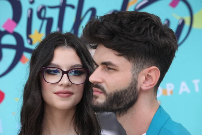 Găsește-ți pe cineva care se uită la tine cum se uită Cleopatra la Edward Sanda