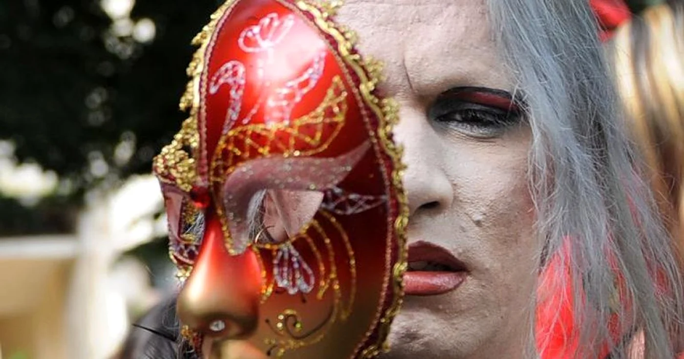 Homosexualitatea, o temă de dezbatere aparent imposibilă în România, cel puţin fără mănuşi şi măşti     FOTO: AFP