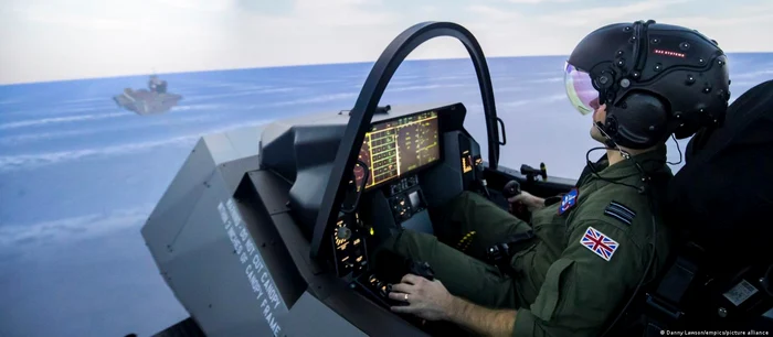 Un pilot britanic într-un avion F-35 la un exercițiu militar