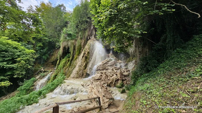 Versantul surpat al cascadei / Foto: Daniel Guță