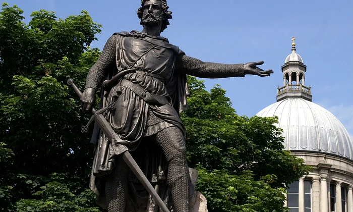 Statuia lui William Wallace din orașul scoțian Aberdeen (© Axis12002 at English Wikipedia)