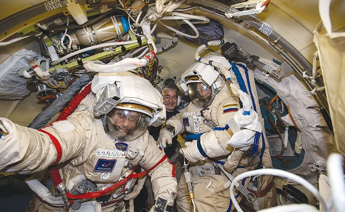 Cei doi colegi ruşi de la bordul Staţiei Spaţiale Internaţionale