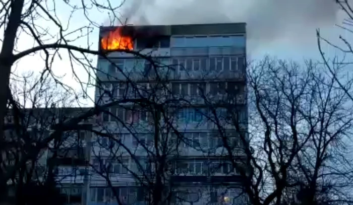 Flăcările au cuprins rapid apartamentul de la etajul 9 