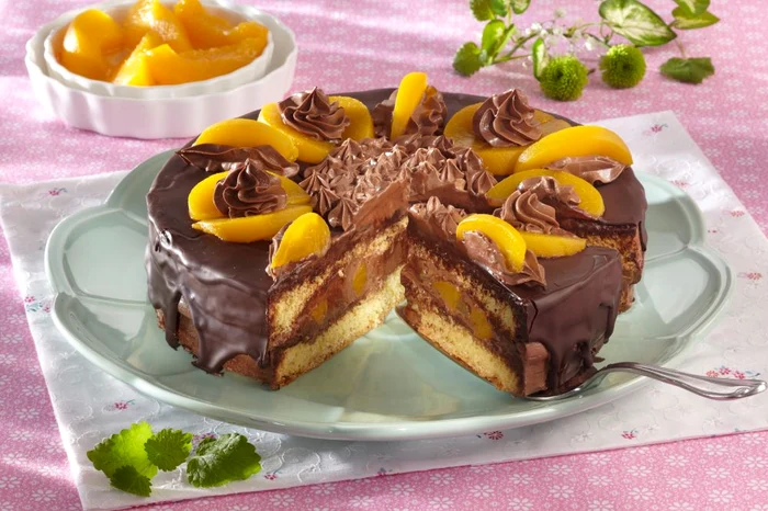 tort ciocolata piersici jpeg