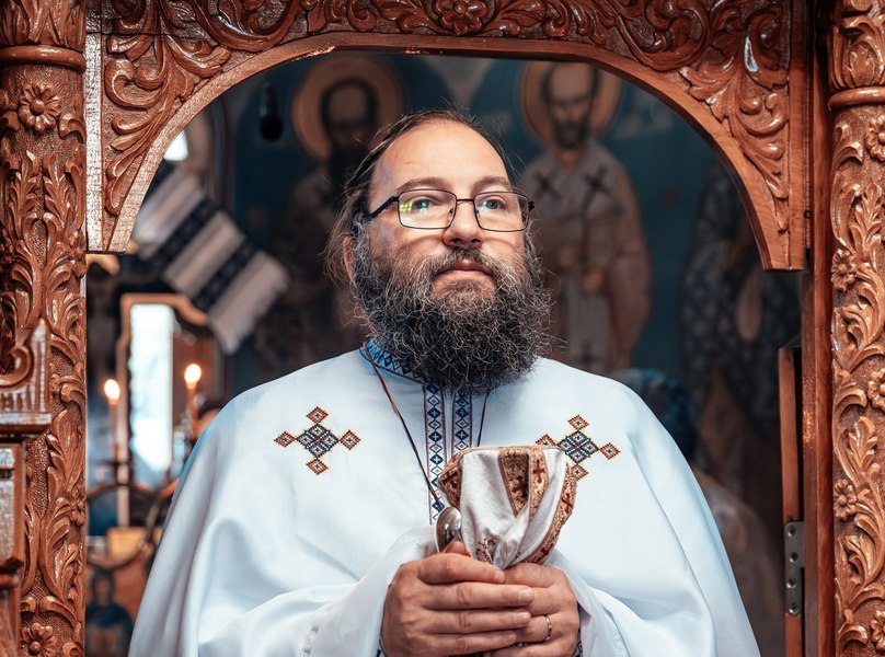 Adevărul incomod spus de un preot enoriașilor care nu se spală. „Leneșii cred că dacă preotul dă cu aghiasmă miroase frumos”