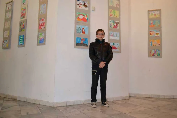 Elevii din Mărgineni au realizat picturile expozitiei „Iarna şi sărbătorile satului“