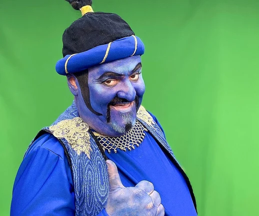 Actorul Cristi Martin, costumat pentru piesa Lampa lui Aladdin